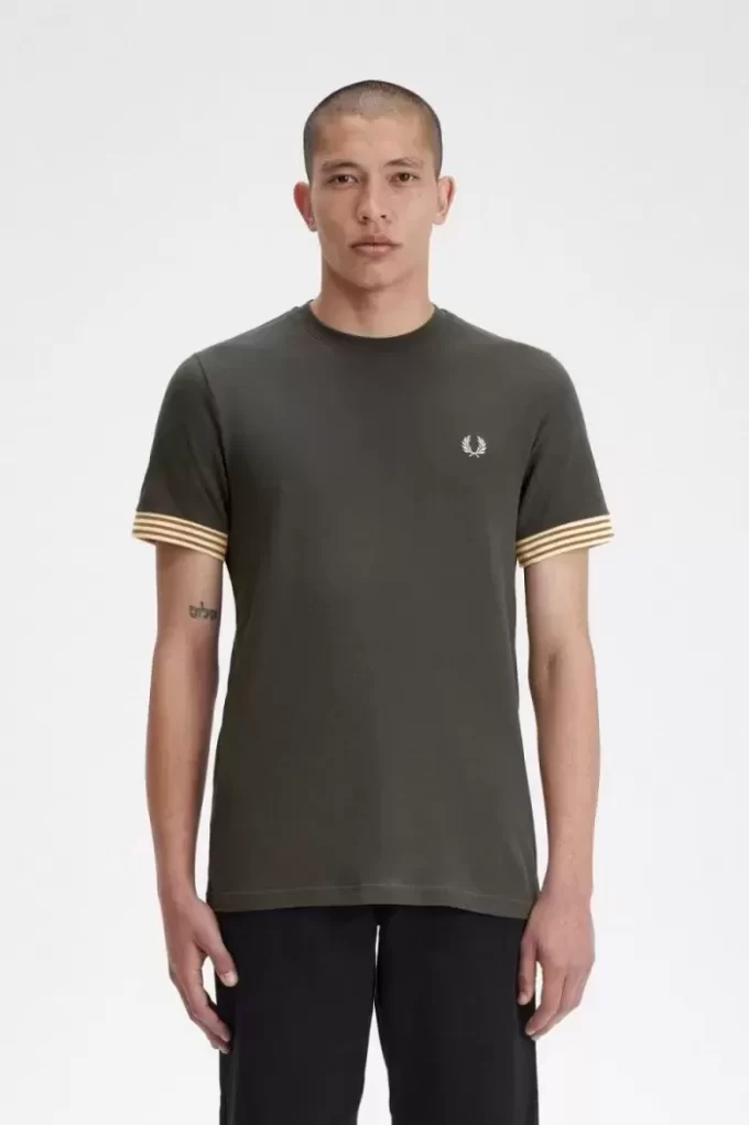 Herren-T-Shirt mit gestreiften Bündchen