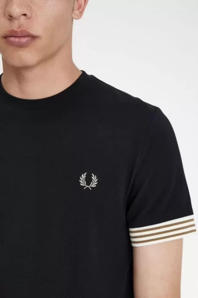 Herren-T-Shirt mit gestreiften Bündchen