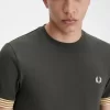 Herren-T-Shirt mit gestreiften Bündchen