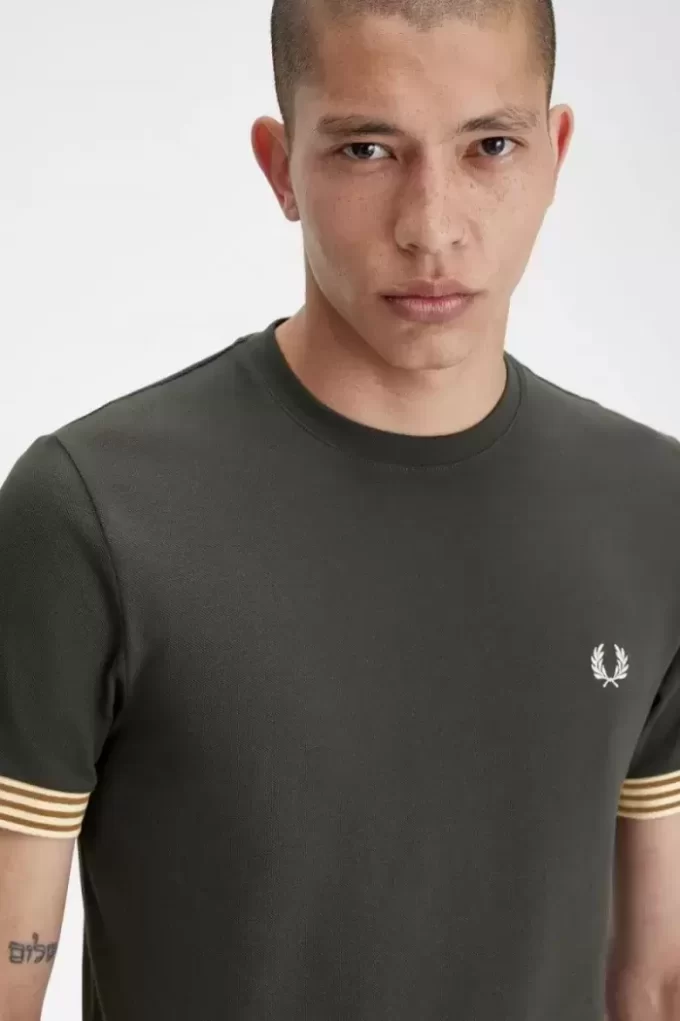 Herren-T-Shirt mit gestreiften Bündchen