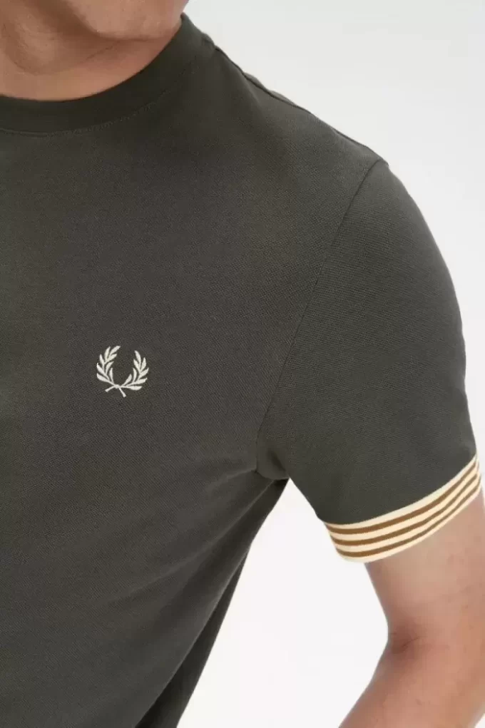Herren-T-Shirt mit gestreiften Bündchen
