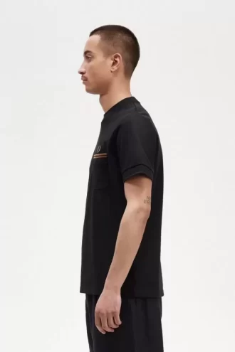 Herren-T-Shirt mit zwei Streifen und Tasche