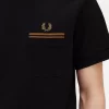 Herren-T-Shirt mit zwei Streifen und Tasche