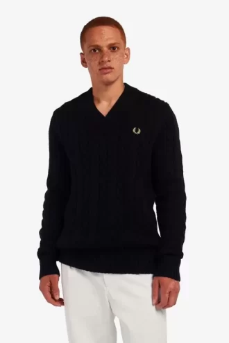 Herrenpullover mit Zopfmuster und V-Ausschnitt