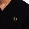 Herrenpullover mit Zopfmuster und V-Ausschnitt