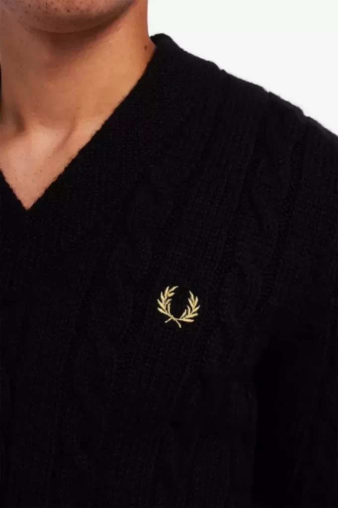 Herrenpullover mit Zopfmuster und V-Ausschnitt