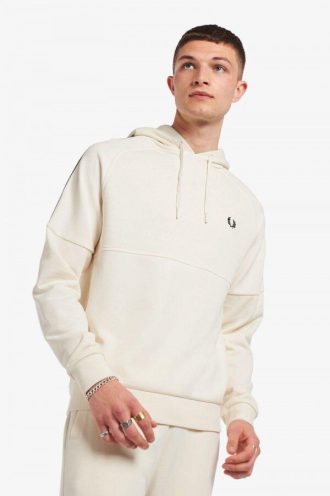 Kapuzenpullover mit Klebeband