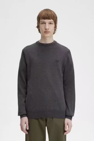 Klassischer Herrenpullover mit Rundhalsausschnitt