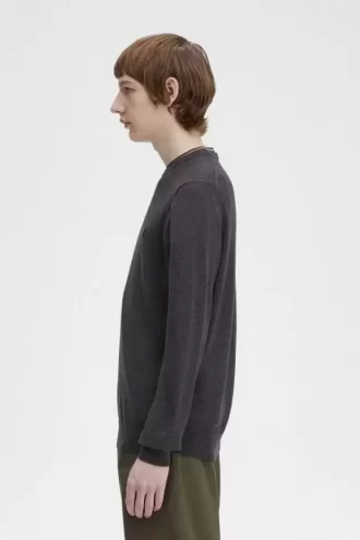Klassischer Herrenpullover mit Rundhalsausschnitt