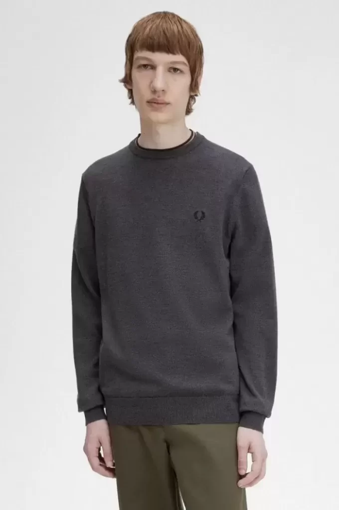 Klassischer Herrenpullover mit Rundhalsausschnitt