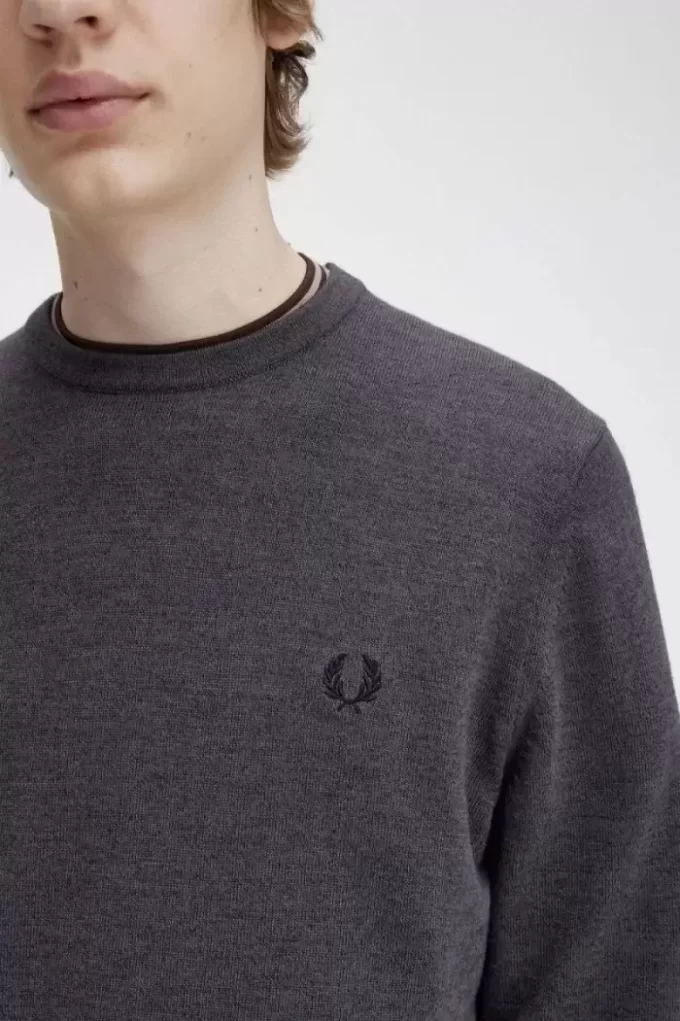 Klassischer Herrenpullover mit Rundhalsausschnitt