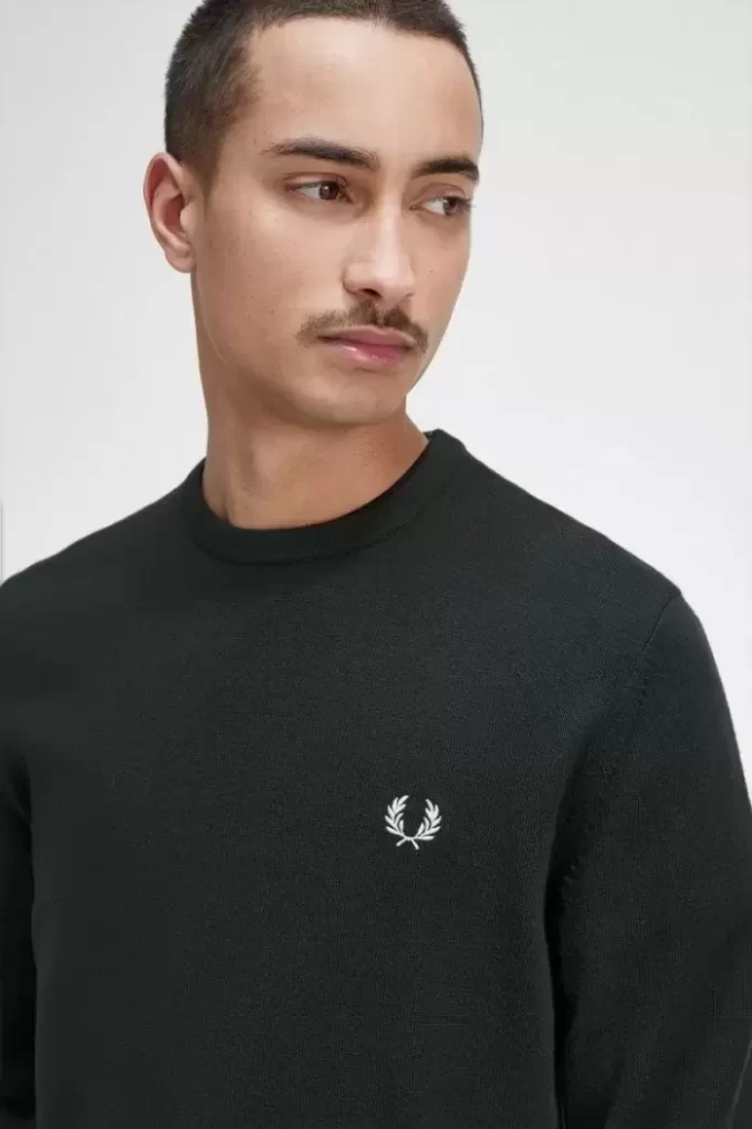 Klassischer Herrenpullover mit Rundhalsausschnitt