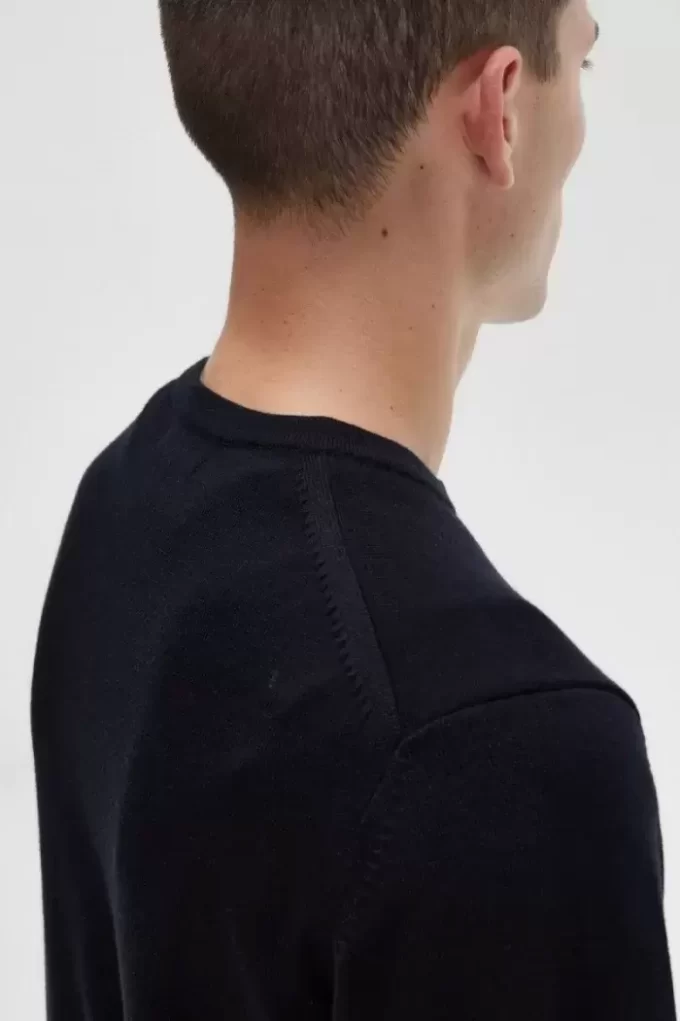 Klassischer Herrenpullover mit Rundhalsausschnitt