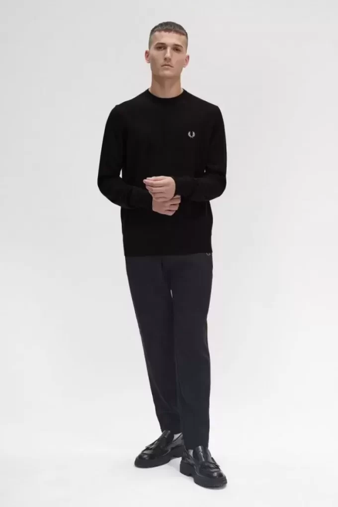 Klassischer Herrenpullover mit Rundhalsausschnitt