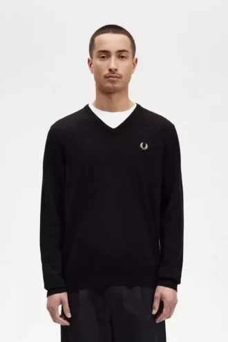Klassischer Herrenpullover mit V-Ausschnitt