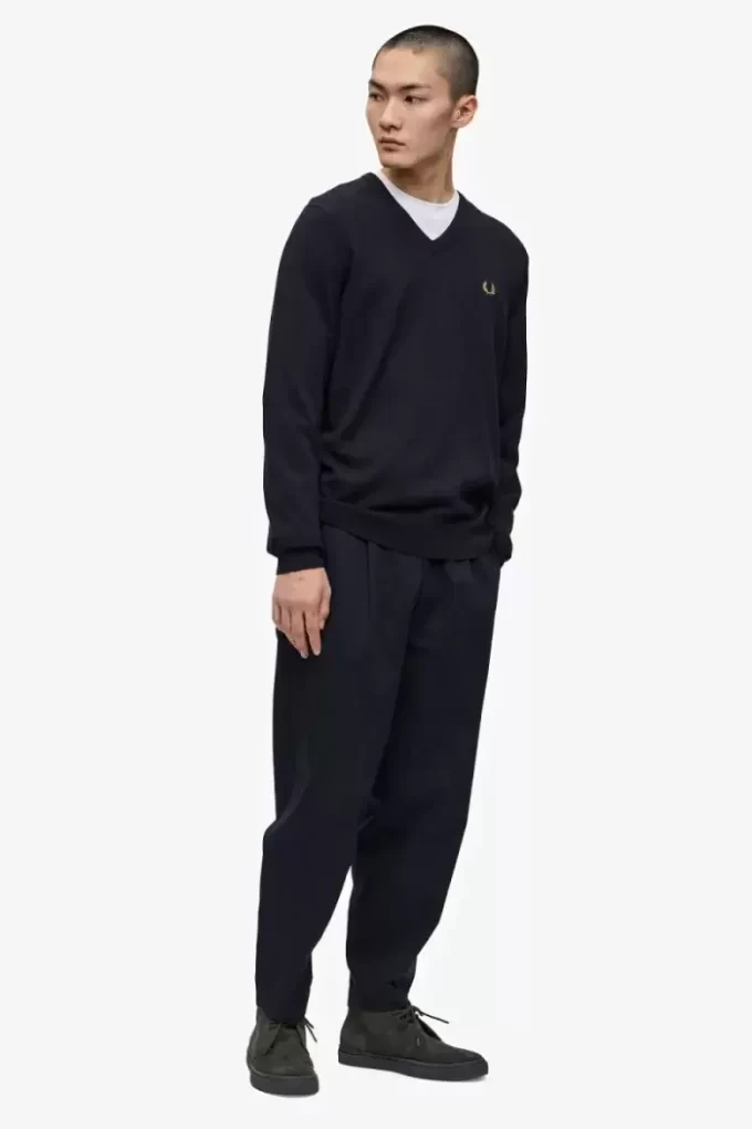 Klassischer Herrenpullover mit V-Ausschnitt