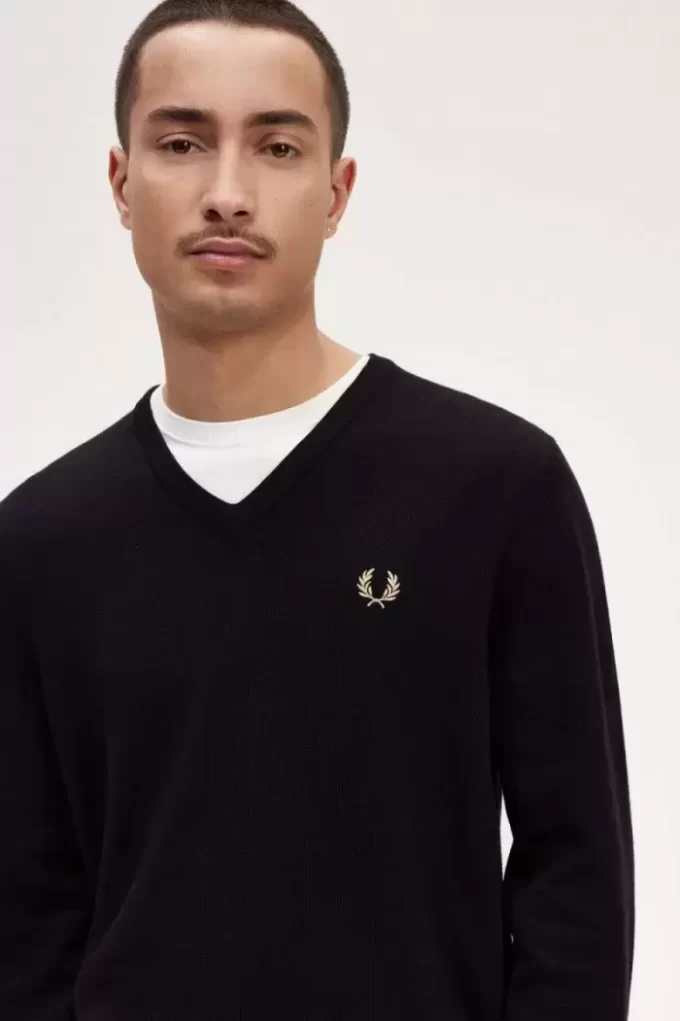 Klassischer Herrenpullover mit V-Ausschnitt