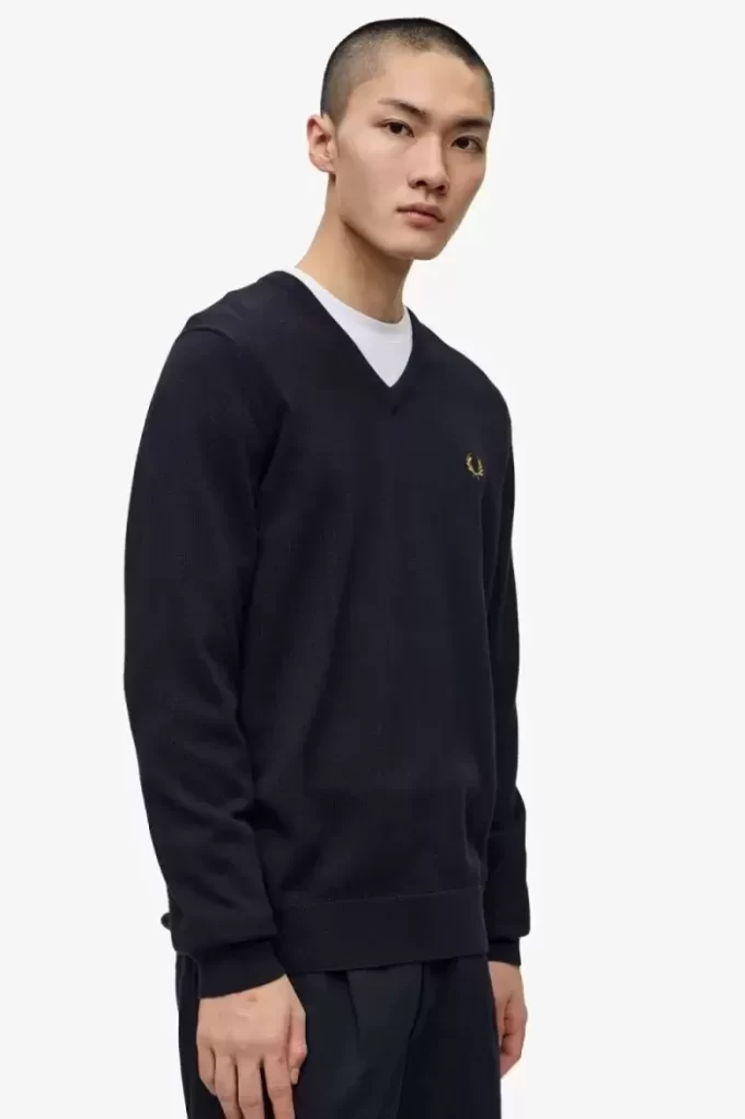 Klassischer Herrenpullover mit V-Ausschnitt