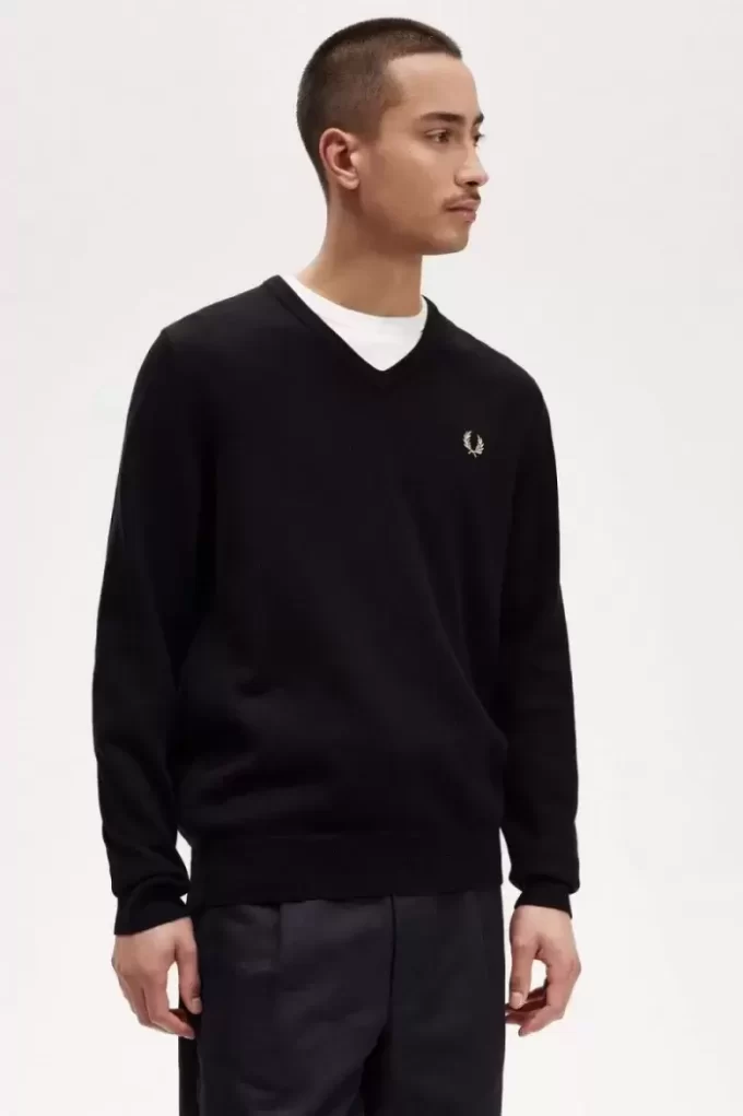 Klassischer Herrenpullover mit V-Ausschnitt