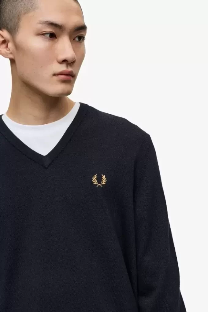 Klassischer Herrenpullover mit V-Ausschnitt