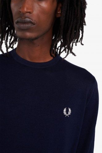 Klassischer Strickpullover mit Rundhalsausschnitt