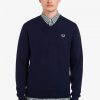 Klassischer Strickpullover mit V-Ausschnitt