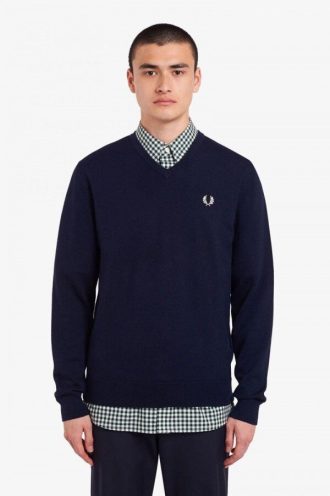 Klassischer Strickpullover mit V-Ausschnitt