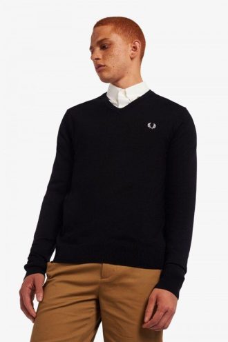 Klassischer Strickpullover mit V-Ausschnitt