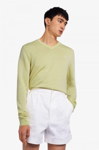 Klassischer Strickpullover mit V-Ausschnitt