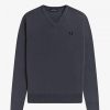 Klassischer Strickpullover mit V-Ausschnitt