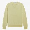 Klassischer Strickpullover mit V-Ausschnitt