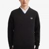 Klassischer Strickpullover mit V-Ausschnitt