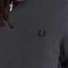 Klassischer Strickpullover mit V-Ausschnitt