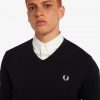 Klassischer Strickpullover mit V-Ausschnitt