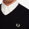 Klassischer Strickpullover mit V-Ausschnitt