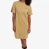 Kleid mit geklebten Ärmeleinsätzen