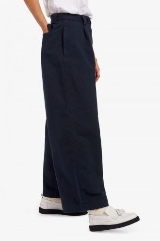 Kurze Hose mit weitem Bein
