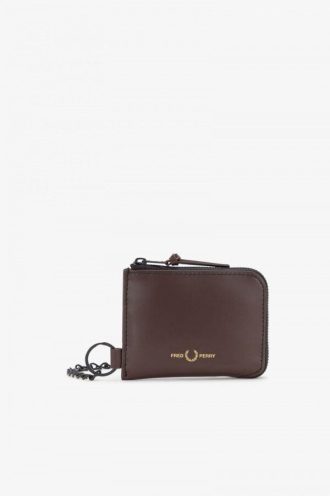 Ledertaschen mit Rundum-Reißverschluss und Kettendetail