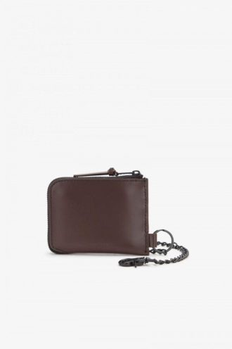 Ledertaschen mit Rundum-Reißverschluss und Kettendetail