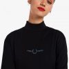 Marken-T-Shirts mit hohem Kragen