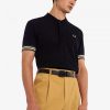 Poloshirts mit gestreiften Bündchen