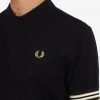 Poloshirts mit gestreiften Bündchen