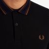 Poloshirts mit Medaillenstreifen