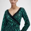 Schulterfreies Damenkleid mit Schlangenmuster