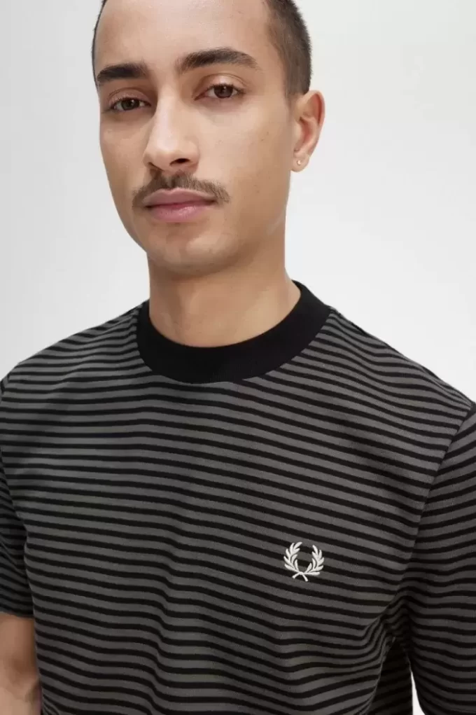 Schweres Herren-T-Shirt mit feinen Streifen