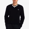 Strickpullover mit abstraktem V-Ausschnitt