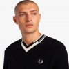 Strickpullover mit abstraktem V-Ausschnitt