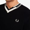 Strickpullover mit abstraktem V-Ausschnitt