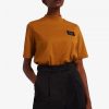 T-Shirts mit hohem Kragen und Aufnäherdetail