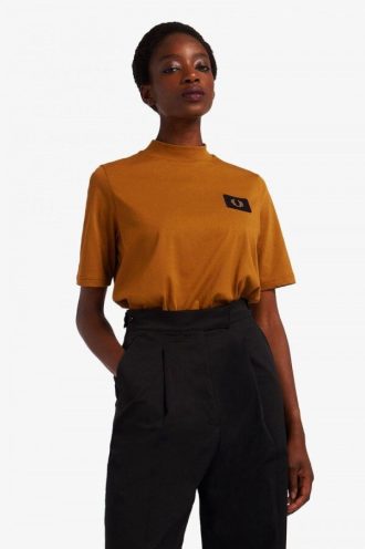 T-Shirts mit hohem Kragen und Aufnäherdetail